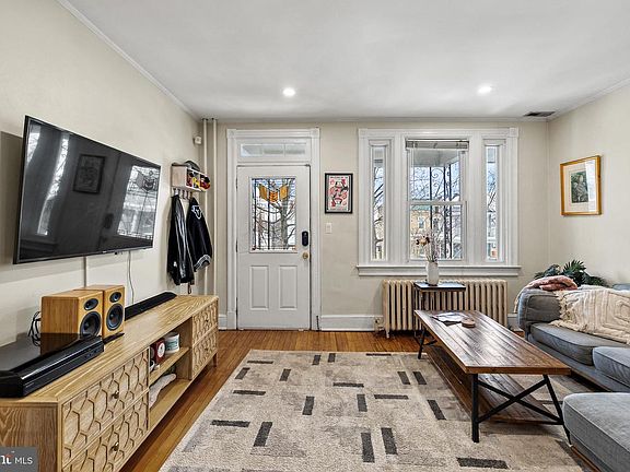 4th image of 2422 2nd St NE