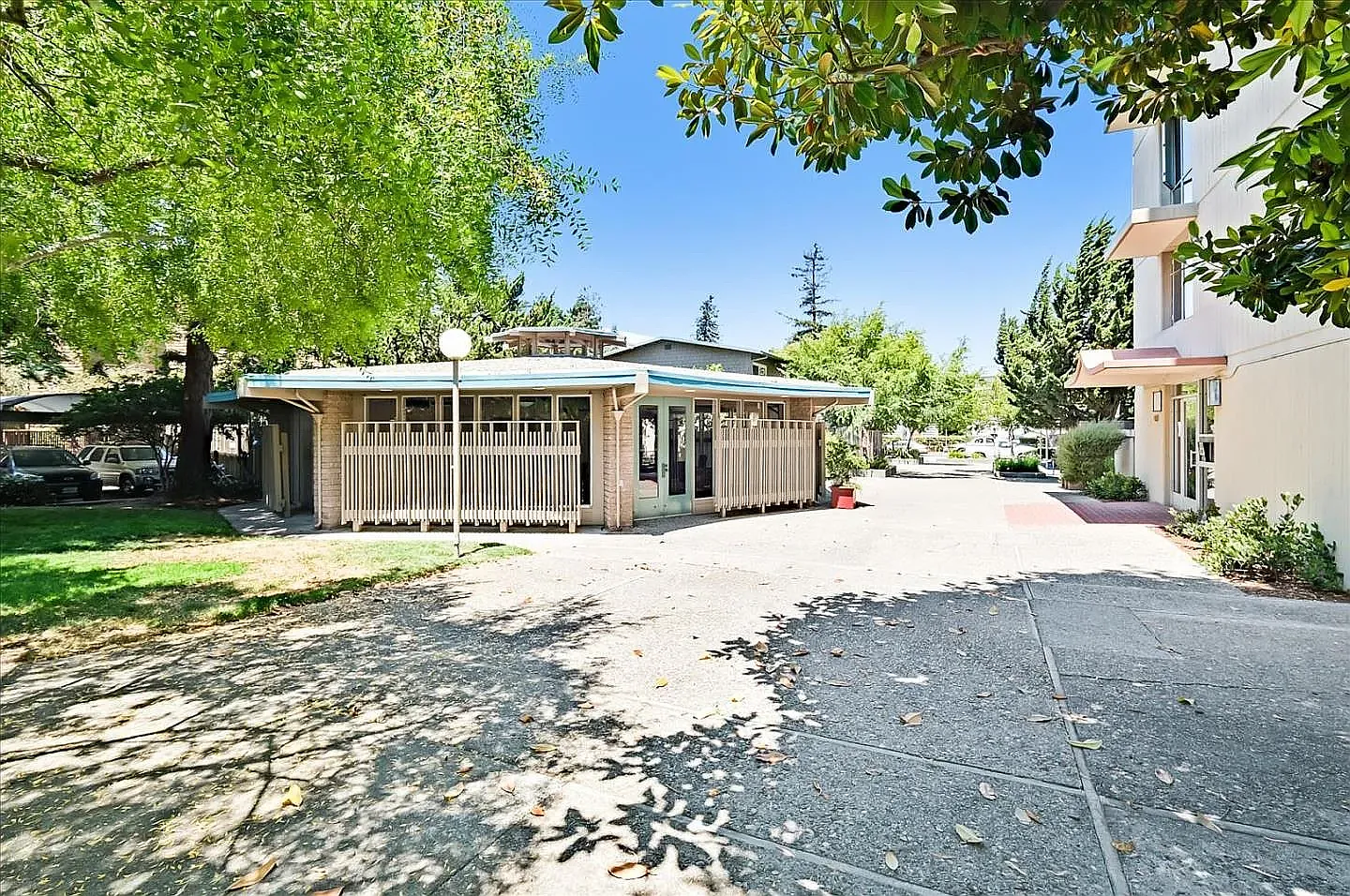 2 bed, 827 sqft, $3,140 — Photo 3
