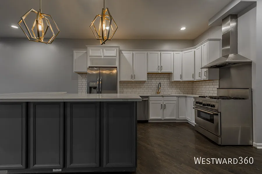 Great three bed/two bath unit in Wicker Park Available Now! — Photo 3