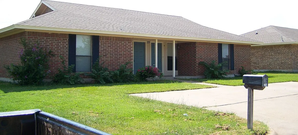 2 bed, 1.5 bath, 848 sqft, $1,275 — Photo 1