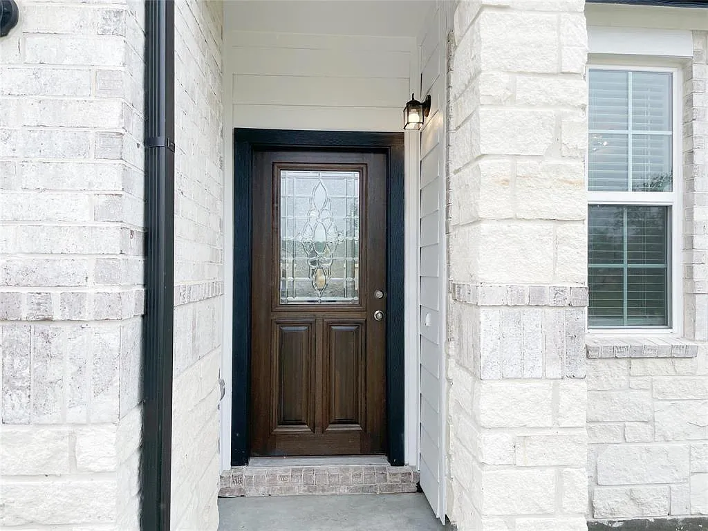 4 bed, 2.5 bath, 2389 sqft, $2,400 — Photo 2