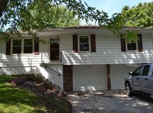 810 S Park Ave, Oak Grove, MO 64075