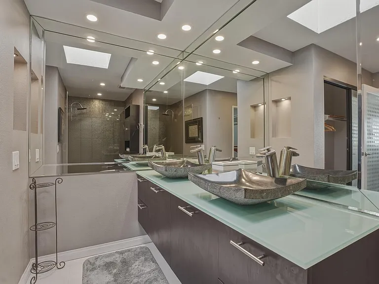 21620 Burbank Blvd #15 — Photo 17