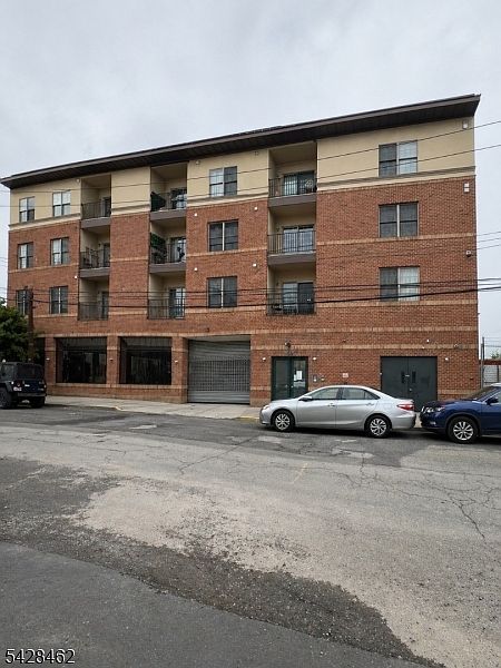 1st image of 15-19 Tichenor Ln BLDG 30 #205