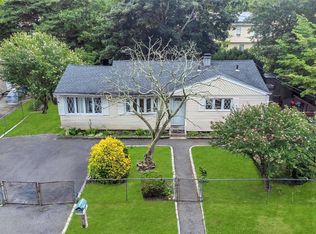 31 Hickory St, Wyandanch, NY 11798
