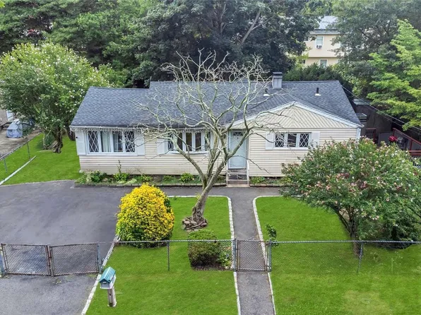 31 Hickory Street, Wyandanch, NY 11798