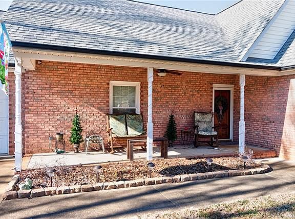 2nd image of 1003 Strawberry Ln