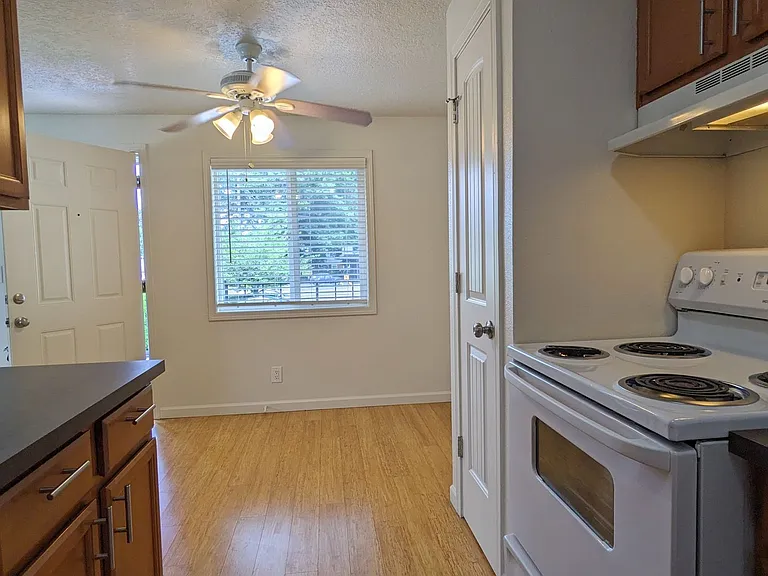 4102-4128 SE Cesar E Chavez Blvd — Photo 31