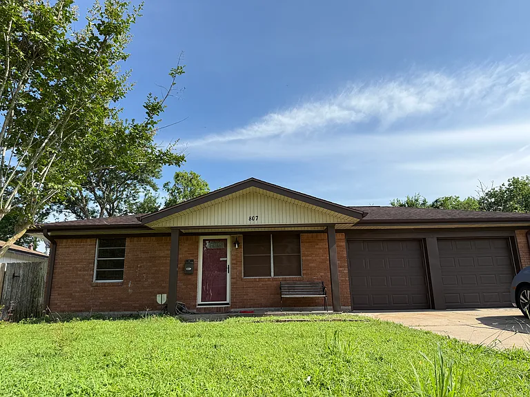 807 Temple Dr — Photo 1