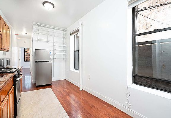 5th image of 332 E 109th St #3