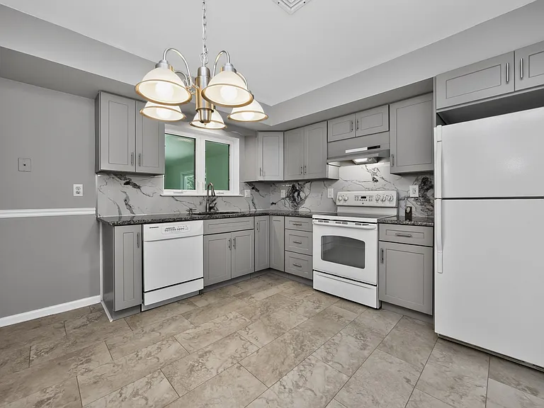 527 Oriole Dr — Photo 3