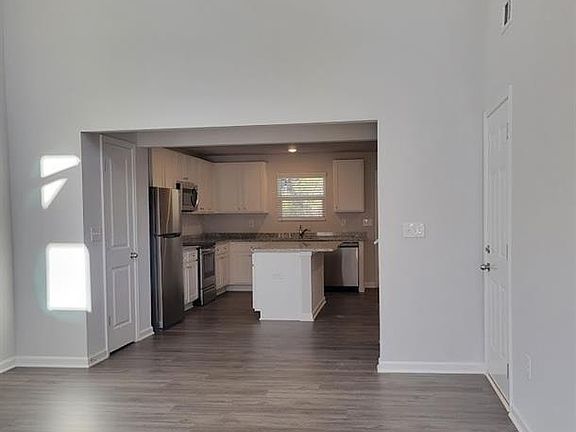 3rd image of 612 W Vincent Dr