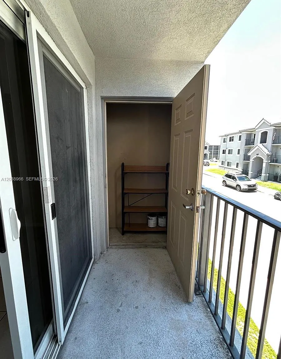 Vista Trace 4 Condo — Photo 4