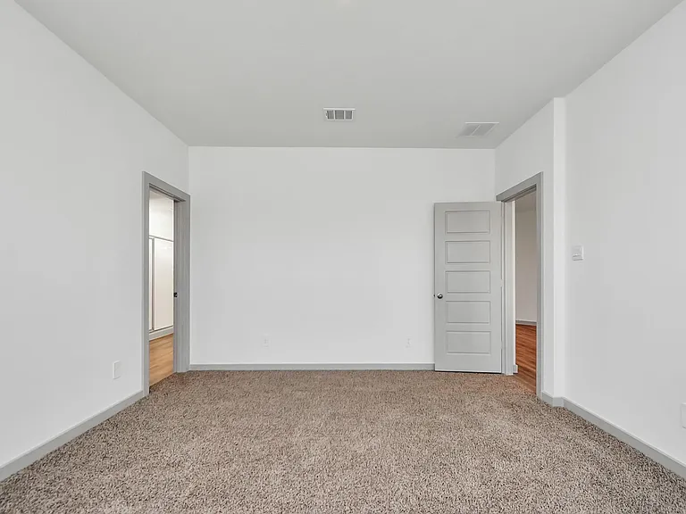 1114 Hughes Crossing Dr — Photo 16