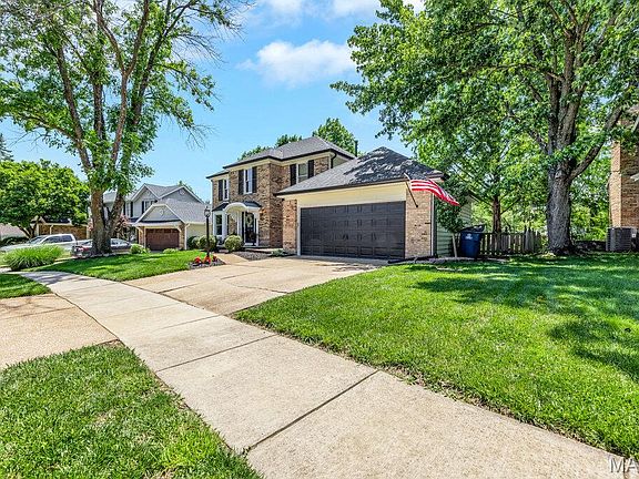 3rd image of 164 Crestmont Cir