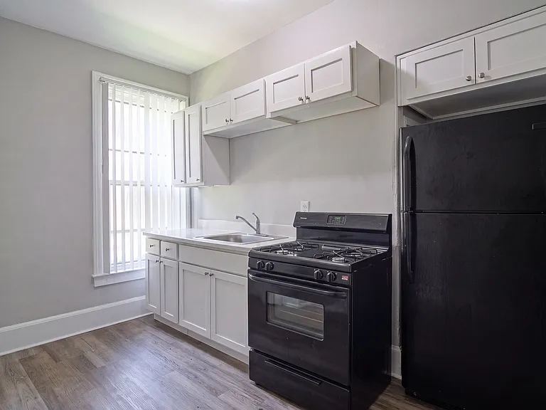 1533 W Warren Ave — Photo 8