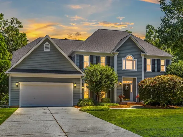 3219 Peninsula Dr, Jamestown, NC 27282