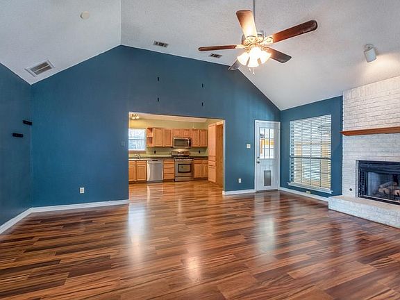 4th image of 621 Hawthorne Ln