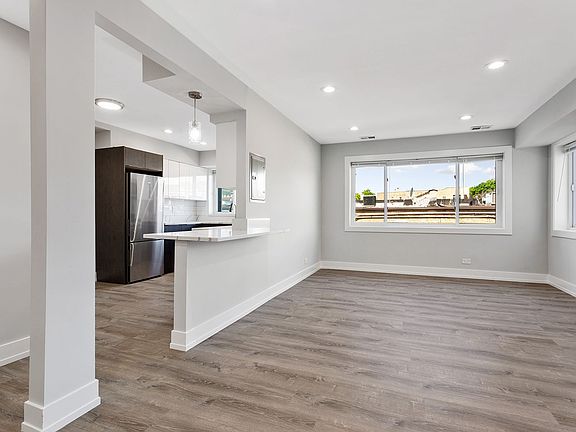 3rd image of 2333 W Lunt Ave #18447341