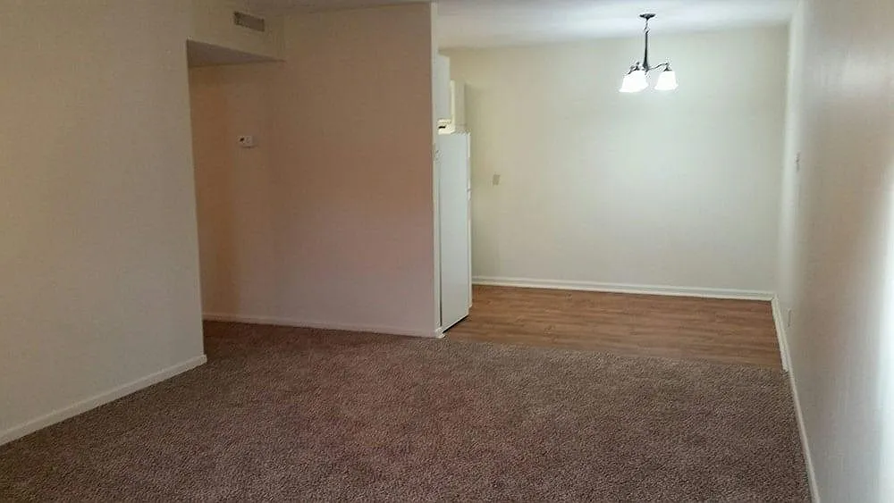 Country Club Apartments — Photo 4
