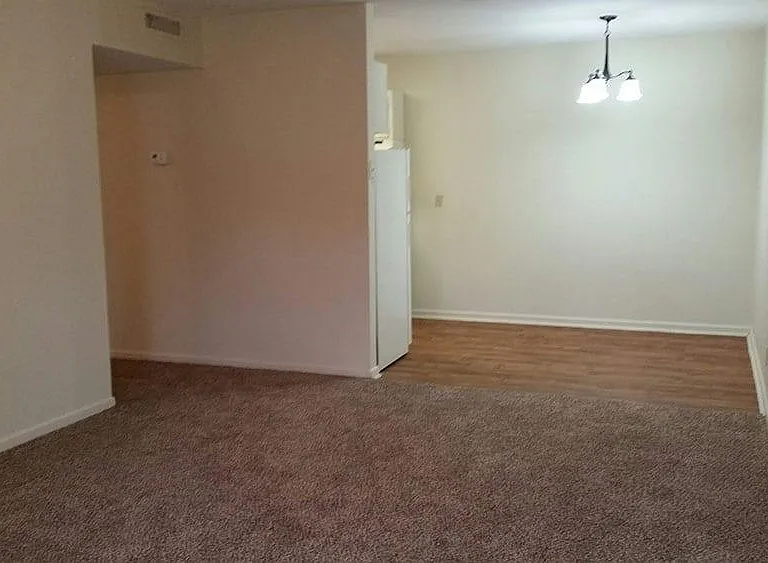 Country Club Apartments — Photo 4