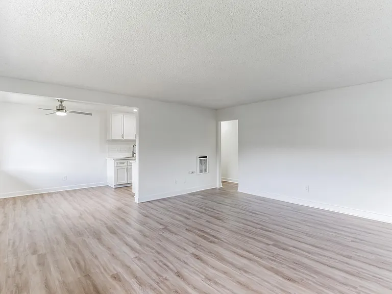 Renaissance Apartments — Photo 6
