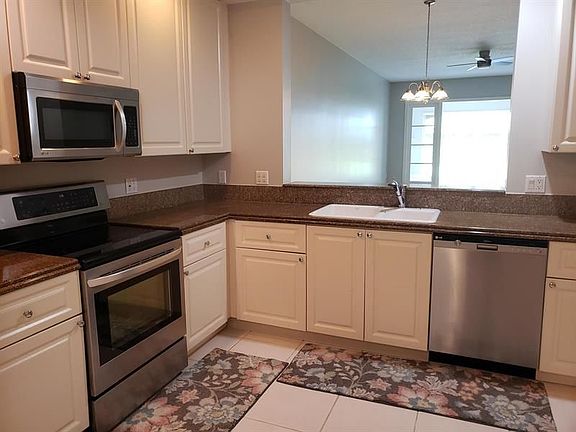 4th image of 35 Harbour Isle Dr E #102