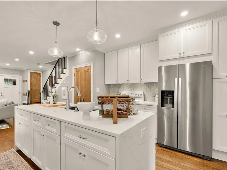 907 Varnum St NE — Photo 2