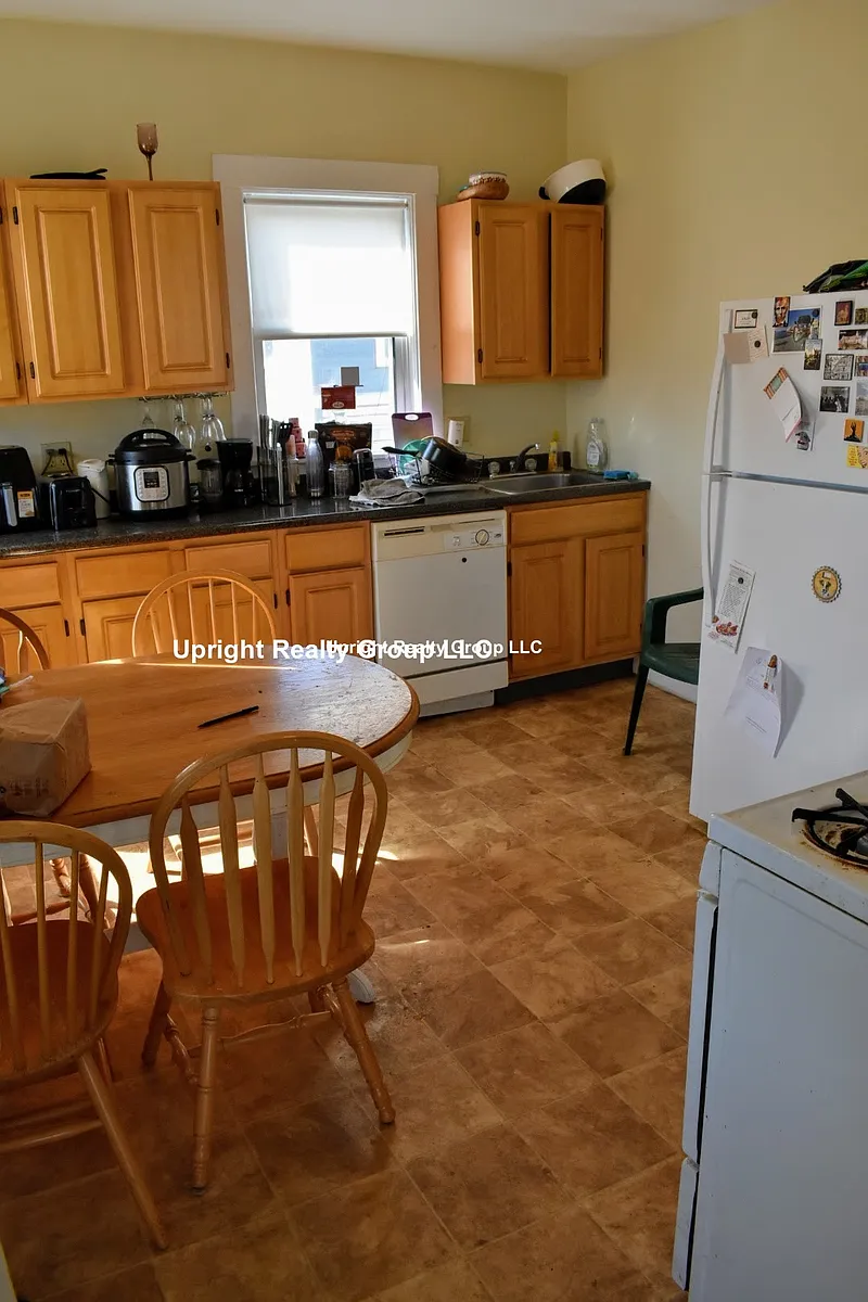 Building Photo - 19 Roseclair St #3