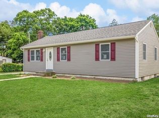 38 Winter Ave, Wheatley Heights, NY 11798