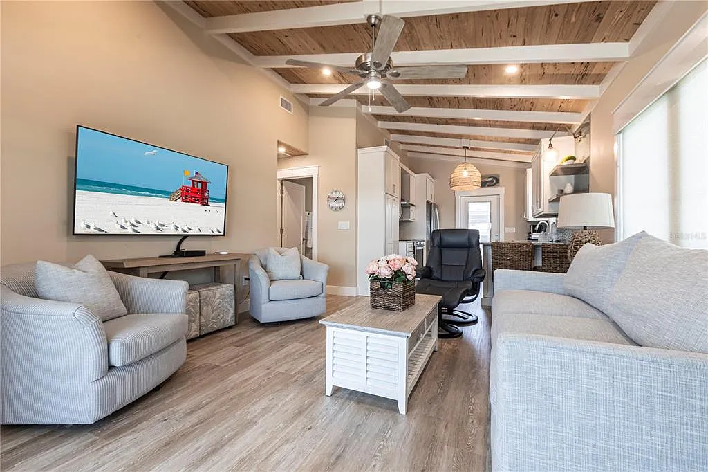 2 bed, 2.0 bath, 840 sqft, $8,300 — Photo 3