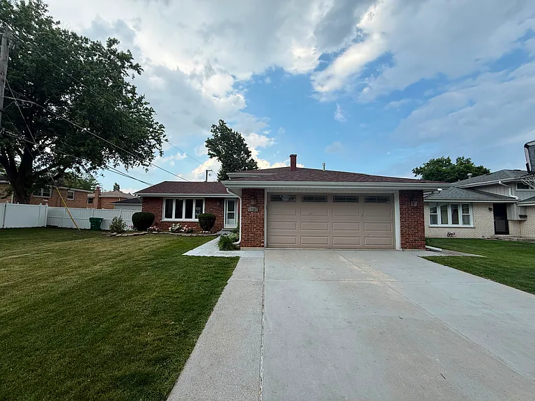 17305 Overhill Ave — Photo 2