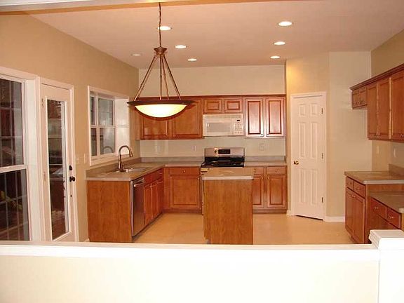 5th image of 215 Tyler Dr