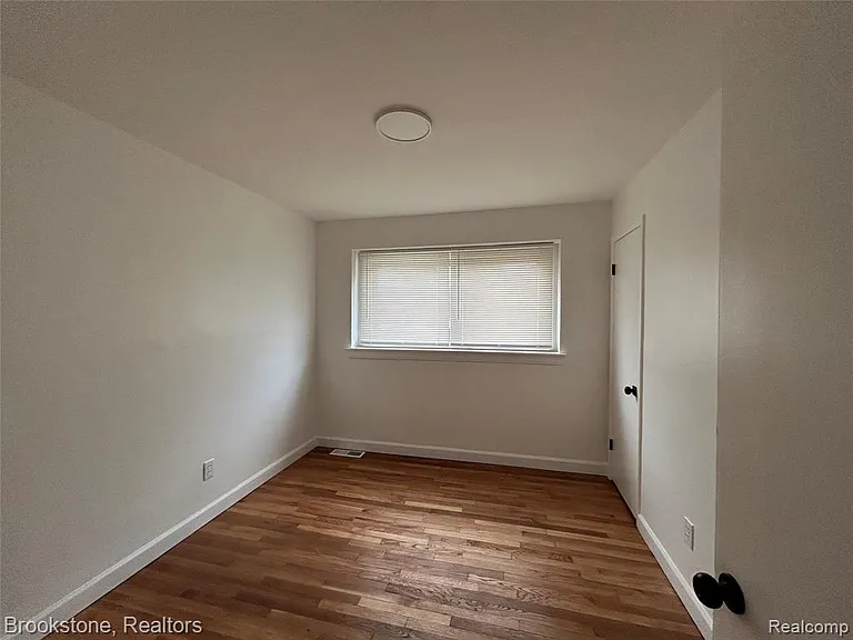 26707 Penn St — Photo 11