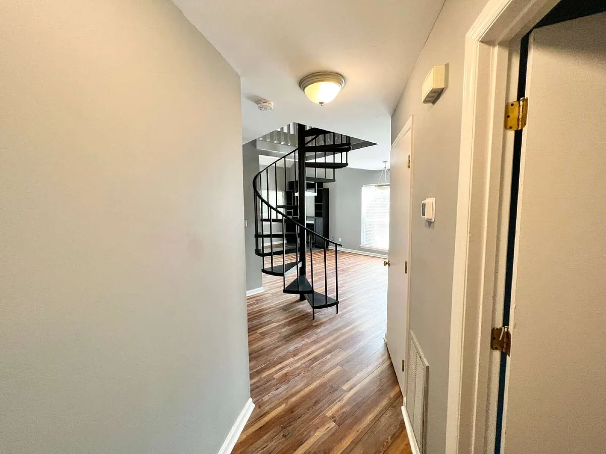 Building Photo - 2509 Stockbridge Dr #B