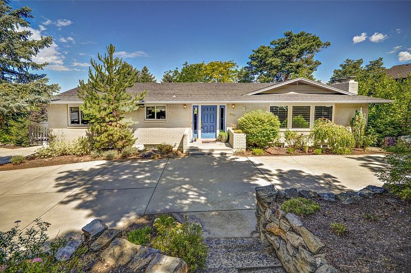 Welcome to this gorgeous Highlands property!