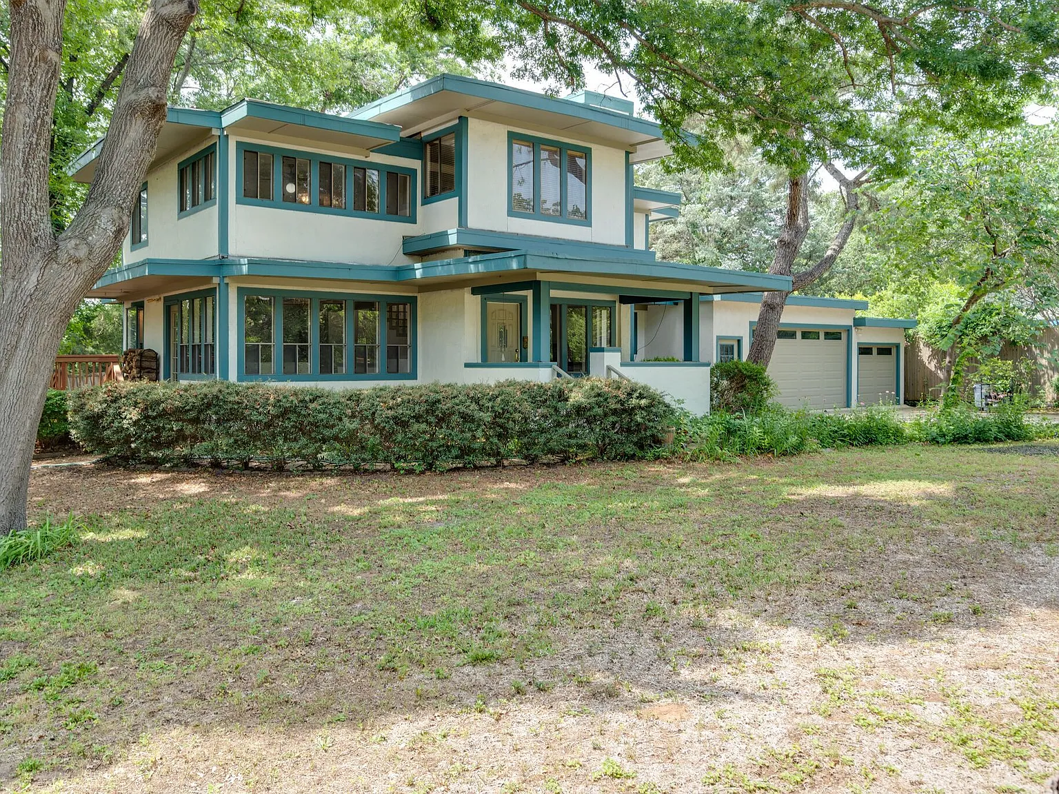 4 bed, 2.5 bath, 2300 sqft, $3,200 — Photo 2