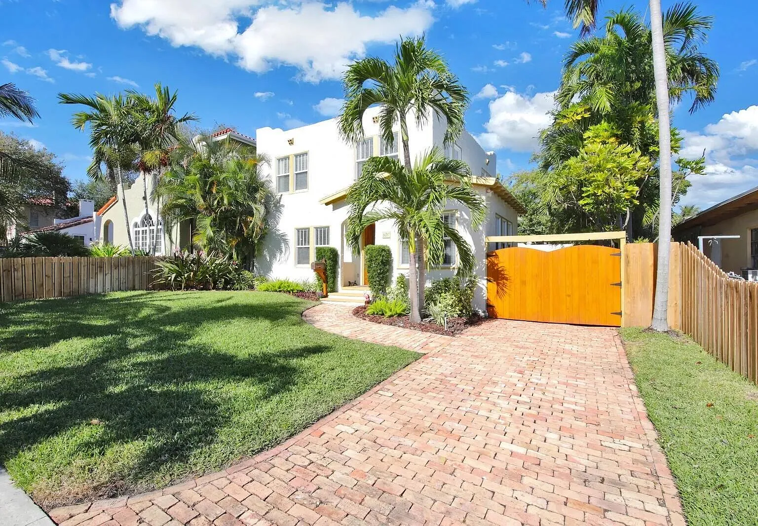 3 bed, 2.0 bath, 1811 sqft, $6,000 — Photo 2