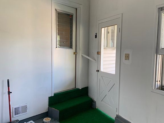 4th image of 19 Hiel Dr