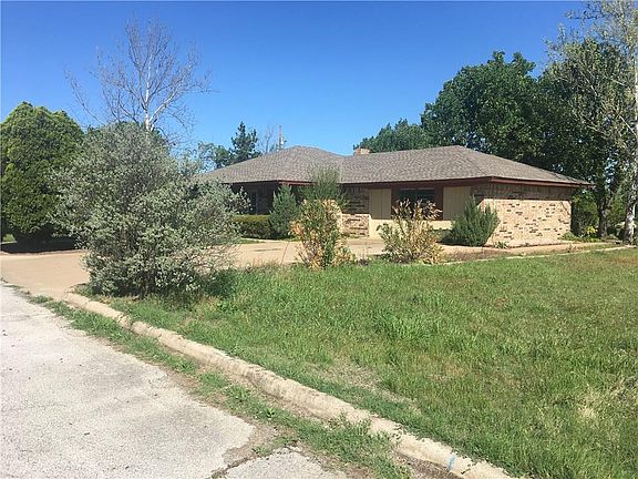 2nd image of 224 Summit Dr