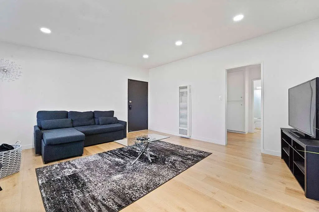 2 bed, 810 sqft, $2,475 — Photo 2