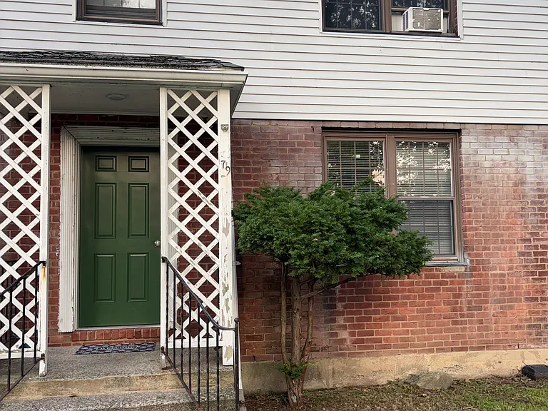 79 Mencel Cir #D — Photo 1