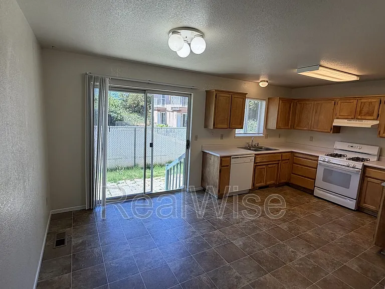 249 SW Rogue River Ave #D — Photo 9