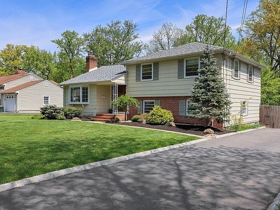 5th image of 32 Fieldcrest Dr