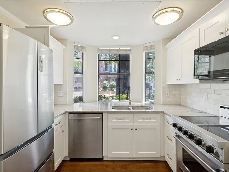 Stainless steel appliances with Viking range.
