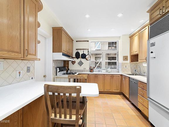 4th image of 15 W 81st St #5E