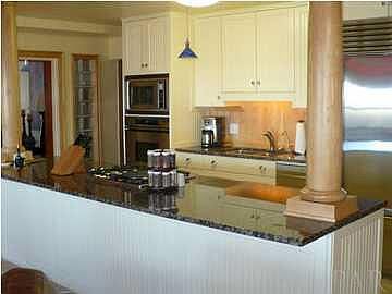 2nd image of 100 Avenida