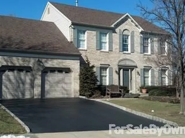 2 Concord Dr, Kendall Park, NJ 08824
