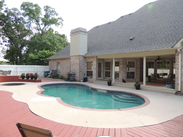 4103 S Cedarwood Dr E, Sand Springs, OK 74063