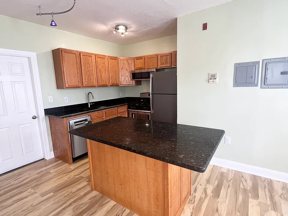 83 America St #2R